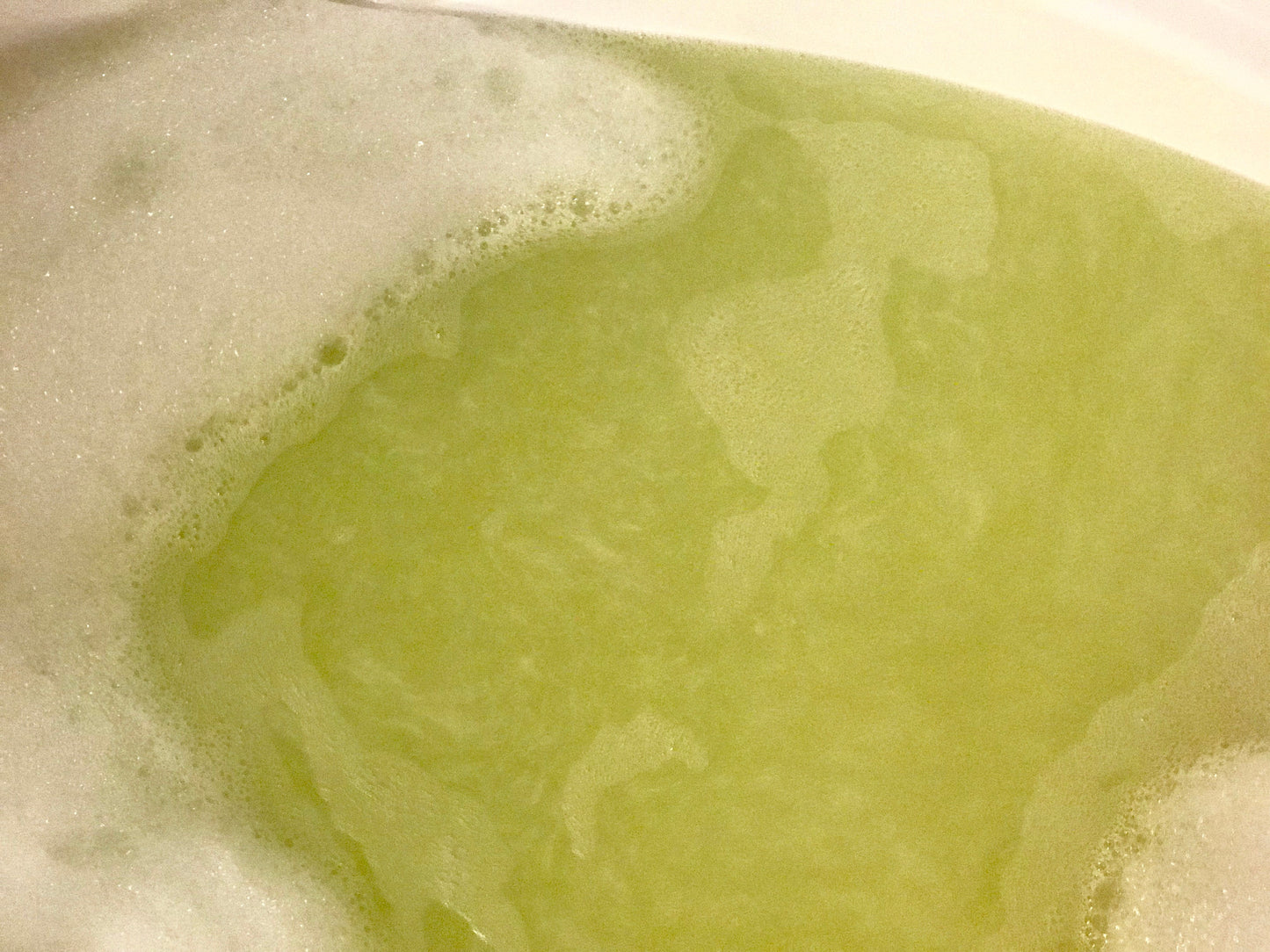 The Pearlescent Daisy Bath Bomb