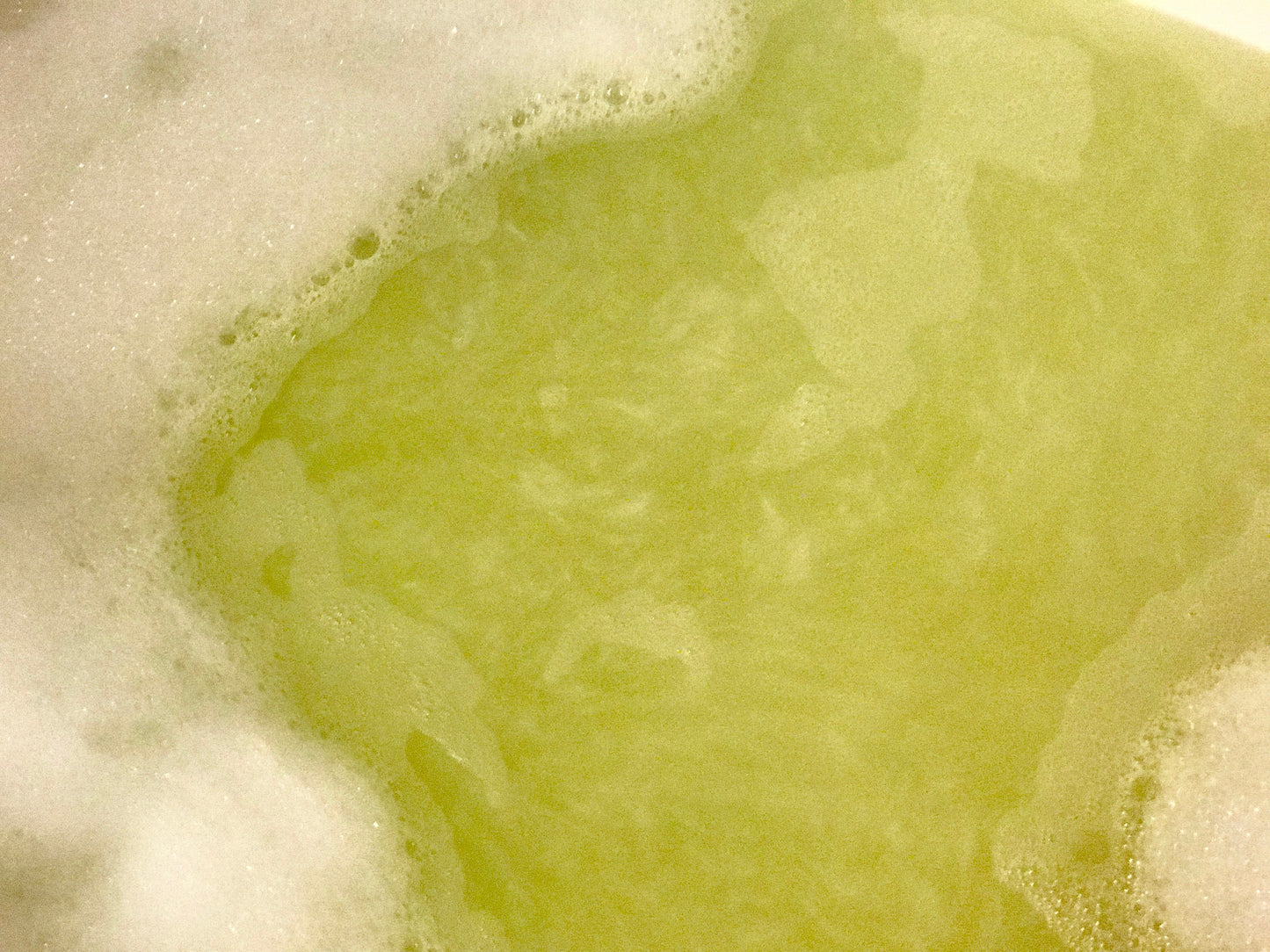 The Pearlescent Daisy Bath Bomb