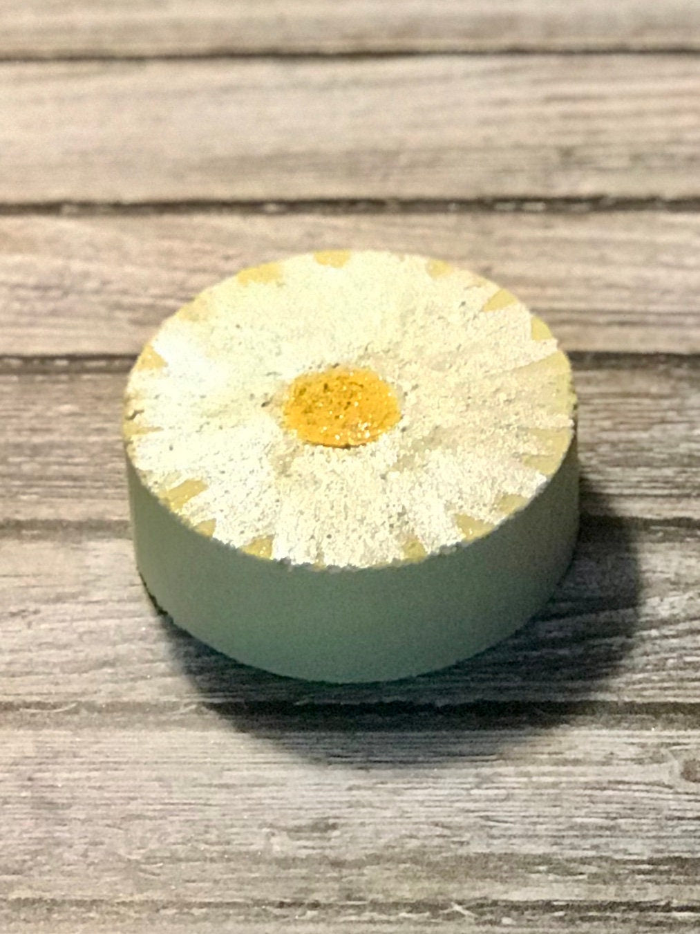 The Pearlescent Daisy Bath Bomb