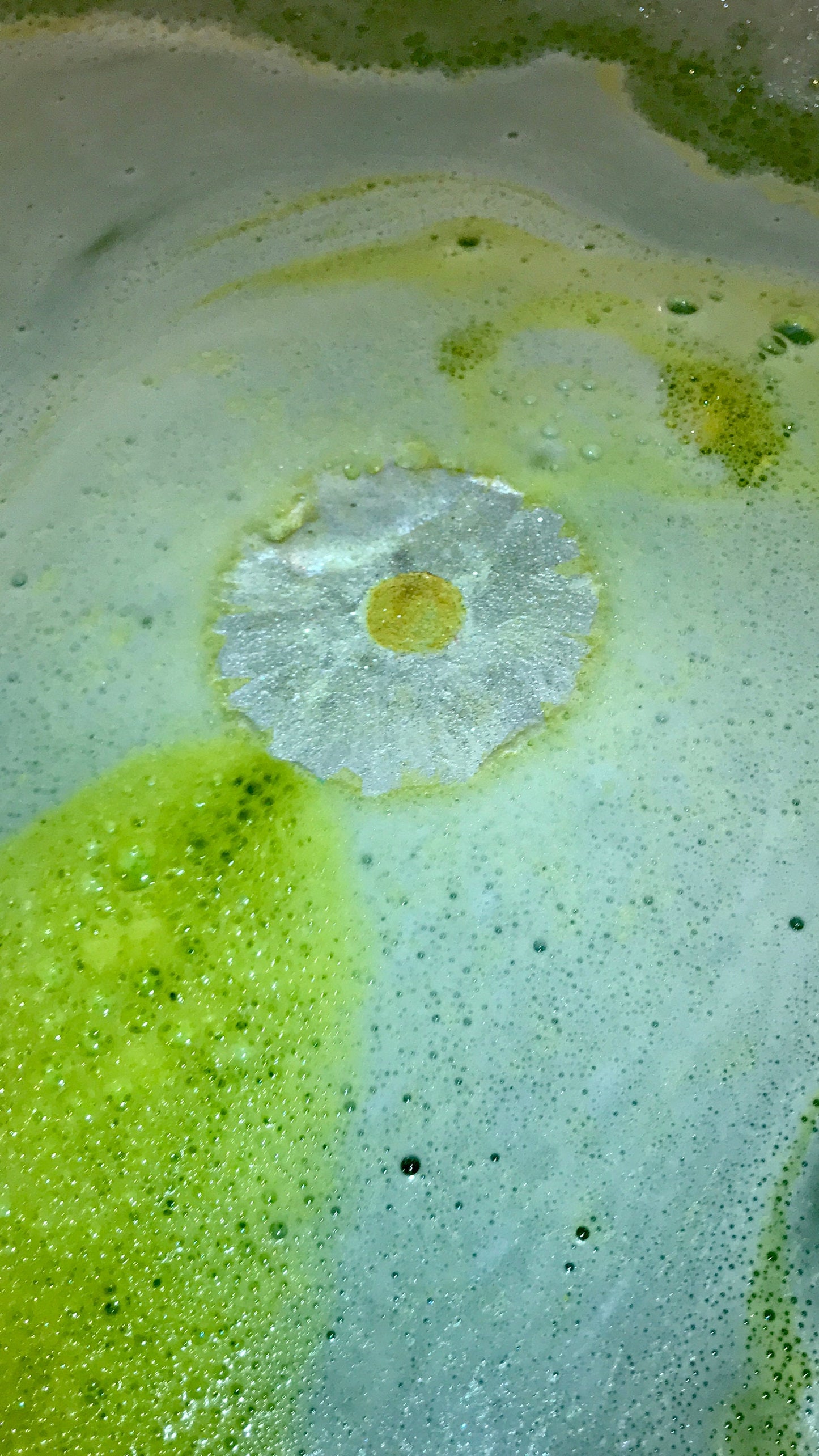 The Pearlescent Daisy Bath Bomb