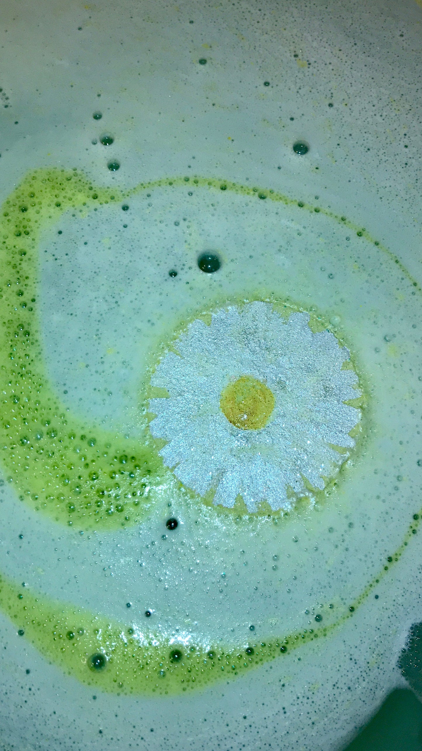 The Pearlescent Daisy Bath Bomb