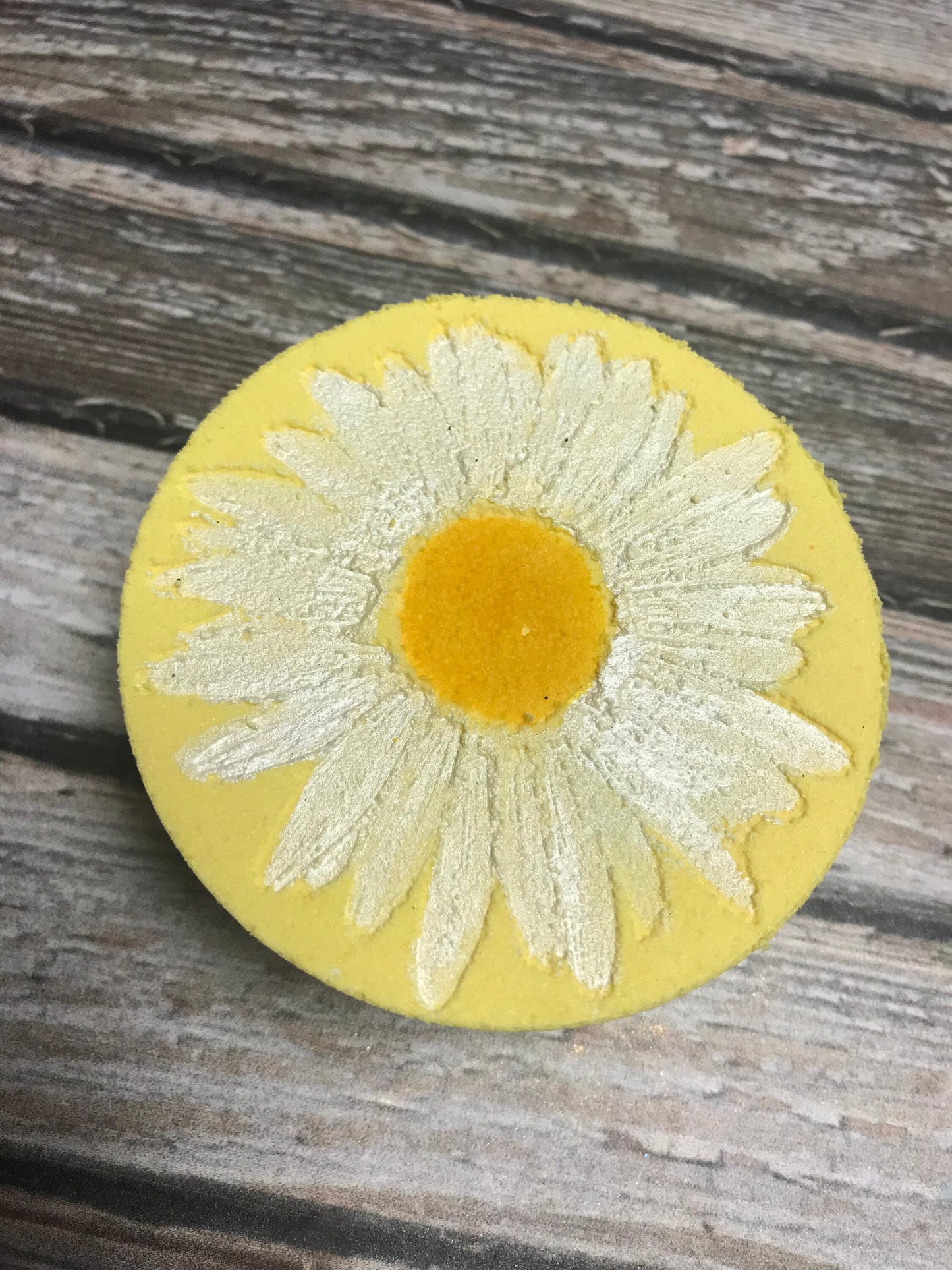 The Pearlescent Daisy Bath Bomb