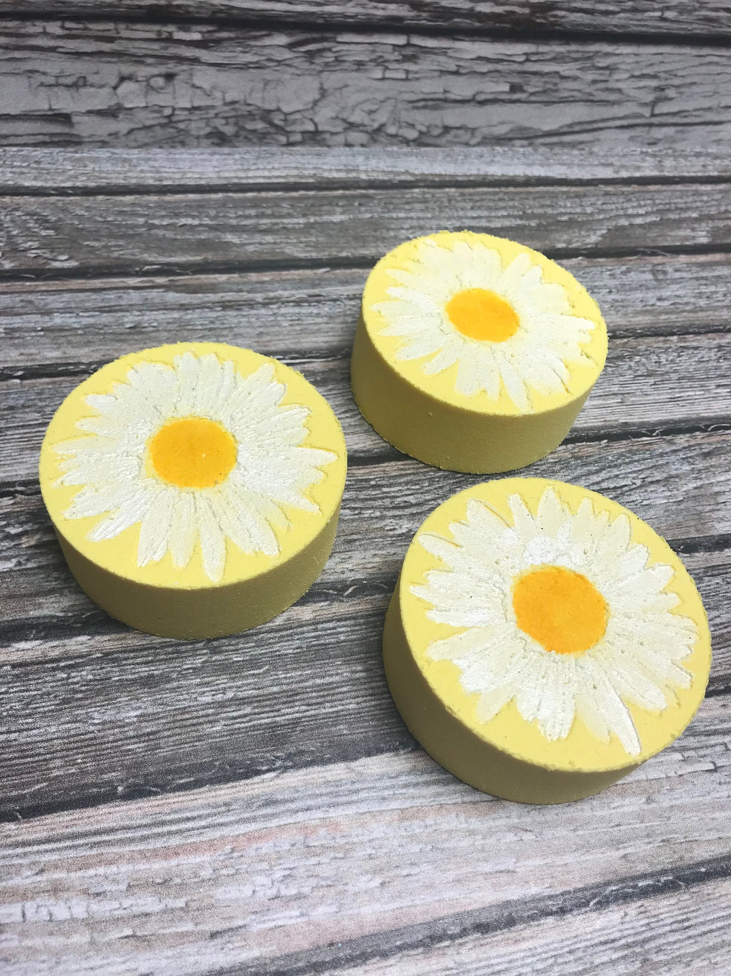 The Pearlescent Daisy Bath Bomb